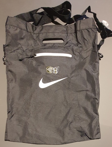 NIKE TRAGETASCHE MIT LOGO TRADITION SCHWARZ/ GOLD