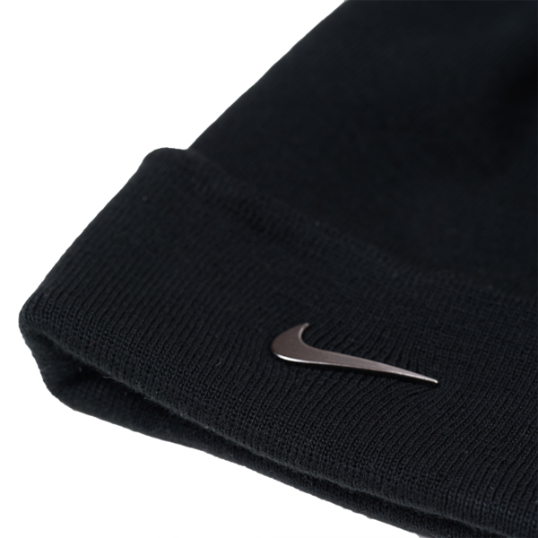 Nike Beanie schwarz mit Meisterpatch in silber und Metall-Swoosh-Plättchen